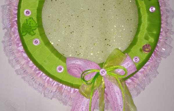 تم ابتكار هذا الإطار البلاستيكي باستخدام مواد أعيد تدويرها في إطار مشروع ʼعزم الشبابʻ الذي يستهدف اللاجئين السوريين ومجتماعتهم اللبنانية المضيفة. [حقوق الصورة لميرفت محمد أمين]