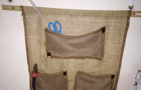 بقايا قماشة مخمل تم تحويلها إلى مريول بجيوب لحفظ أدوات الخياطة. [حقوق الصور للاجئة السورية ميرفت محمد أمين]