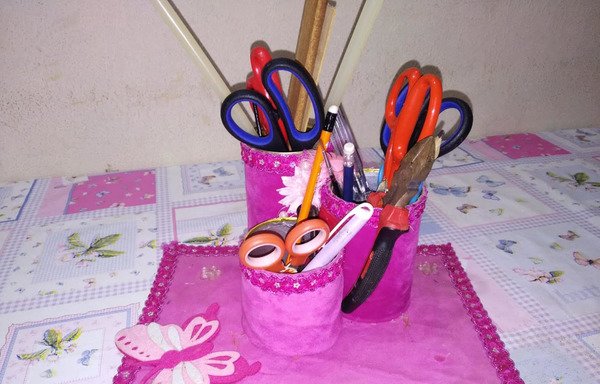 صممت حافظة القرطاسية بواسطة علب الكاكاو والفول التي أعيد تدويرها. [حقوق الصور للاجئة السورية ميرفت محمد أمين]