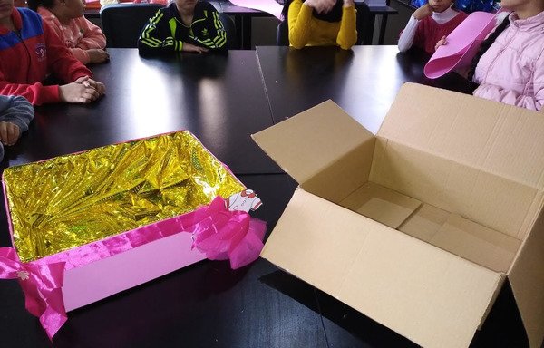 من أشغال الأطفال التي نفذت بالكرتون والورق والقماش. [حقوق الصور للاجئة السورية ميرفت محمد أمين]