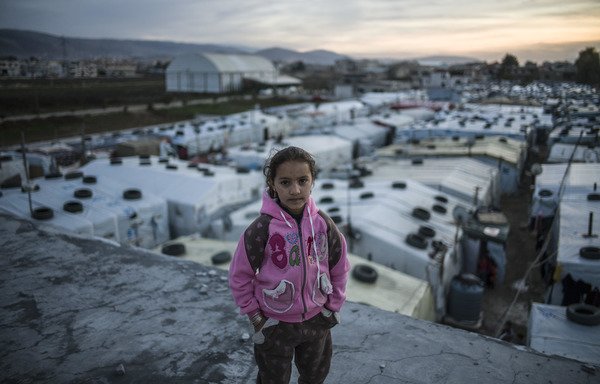 فتاة سورية تقف في مخيم للاجئين في لبنان في تشرين الثاني/نوفمبر. ارتفع معدل دين العائلات اللاجئة السورية من 800 دولار في العام 2016 إلى أكثر من ألف دولار في 2018، بحسب ما أظهرته دراسة جديدة. [نهاد طوباليان/المشارق]