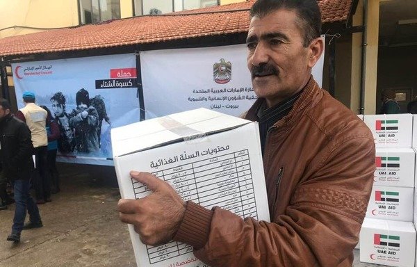 لاجئ سوري يحصل على سلة مساعدات غذائية ضمن حملة الاستجابة الإماراتية للنازحين السوريين، "شتاء 2019"، التي أطلقت في لبنان مطلع شهر كانون الثاني/يناير. [حقوق الصورة لسفارة الإمارات في لبنان]