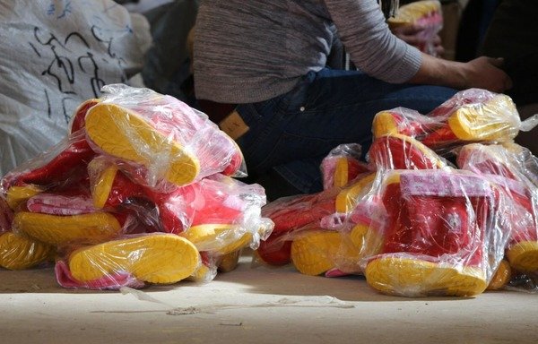 جمعية سوا توزع ملابس شتوية على اللاجئين السوريين المتضررين من العاصفة الثلجية. [حقوق الصورة لجمعية سوا]