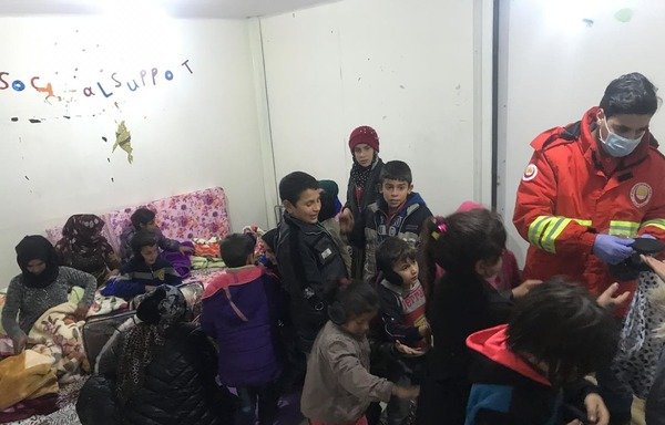 عمال إغاثة من جمعية بسمة وزيتونة يوزعون المساعدات على عائلات اللاجئين السوريين في أحد مراكزها بلبنان. [حقوق الصورة لجمعية بسمة وزيتونة]