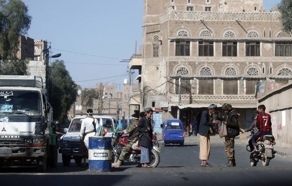 Houthi fighters man a checkpoint in Sanaa on December 2nd, 2017. [Mohammed Huwais/AFP] 