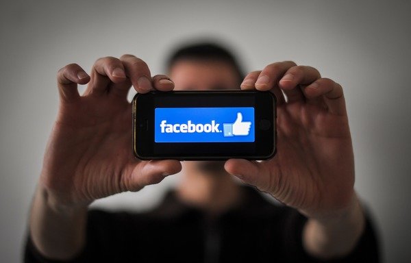 در این عکس که در تاریخ 15 ژانویه گرفته شده، مردی دیده می شود که آرم فیسبوک را بر روی تلفن هوشمند خود در نانت، فرانسه نشان می دهد. فیسبوک در روز 31 ژانویه گفت که صدها حساب از ایران که بخشی از یک کارزار گسترده توزیع اطلاعات نادرست بوده و در بیش از 20 کشور فعالیت می کرده اند را مسدود کرده است.[ لوییچ وننس/خبرگزاری فرانسه]