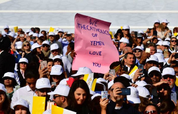 المصلون المسيحيون يشاركون في قداس يترأسه البابا فرنسيس في استاد مدينة زايد الرياضية بأبو ظبي في 5 شباط/فبراير. [جيوسيبي كاكاسي/وكالة الصحافة الفرنسية]