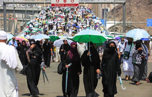 حجاج مسلمون يغادرون بعد شعيرة رمي الجمرات الأخيرة في الرجم الرمزي للشيطان عند جسر الجمرات في منى، بالقرب من مكة المكرمة، والذي يمثل آخر طقس رئيسي للحج، وذلك يوم 23 أغسطس/آب 2018. [أحمد الربيعي/وكالة الصحافة الفرنسية]