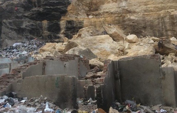On January 29th, a rockslide fell on the Dweika area of the Manshiet Nasser slum on the eastern outskirts of Cairo. [Mohammed Mahmoud/Al-Mashareq]