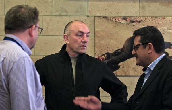 Retired Danish general Michael Lollesgaard (center), the newly appointed head of the UN observer mission in Yemen, proposed on February 10th a new redeployment plan in al-Hodeidah that would create safe corridors for humanitarian aid. [Mohammed Huwais/AFP]