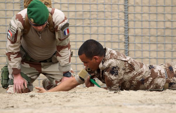 A soldier from the French Foreign Legion oversees training of members of the Iraqi Counter Terrorism Service to sweep for and dismantle improvised explosive devices in Baghdad International Airport on March 19th, 2018. [Ahmad al-Rubaye/AFP] 