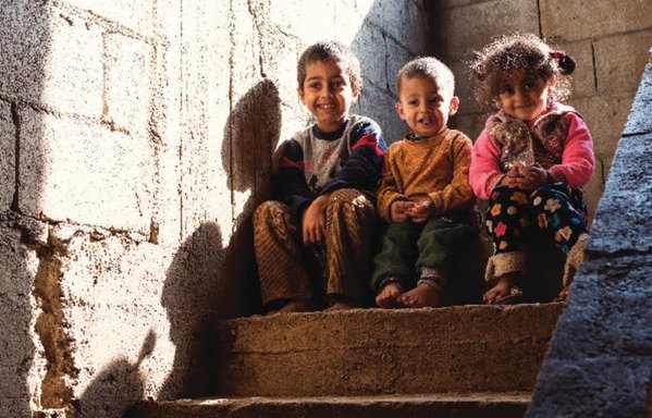 ملصق عن خطة لبنان للاستجابة للأزمة، وهي خطة مشتركة بين الحكومة وشركائها العالميين والوطنيين لدعم اللاجئين والمجتمعات المضيفة. [نهاد طوباليان/المشارق]