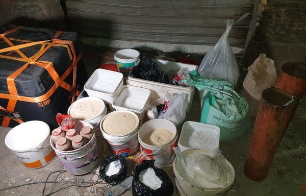 صورة للمواد التي استخدمها الانتحاري في تصنيع عبوات ناسفة بدائية في مقر اختبائه في الدرب الأحمر بوسط القاهرة. وقد قام الانتحاري بتفجير نفسه يوم الاثنين 18 فبراير/شباط. [حقوق الصورة لوزارة الداخلية المصرية]