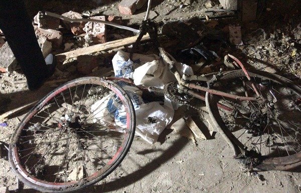 دراجة هوائية محطمة بالقرب من المنطقة التي وقع فيها التفجير الانتحاري يوم الاثنين 18 شباط/فبراير، في حي الدرب الأحمر بالقاهرة. [محمد محمود/المشارق]