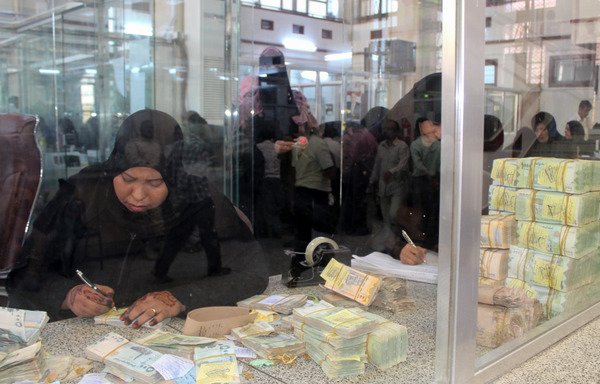 Yemeni bank tellers count money at the Central Bank of Aden on December 13th, 2018. [Saleh al-Obeidi/AFP]