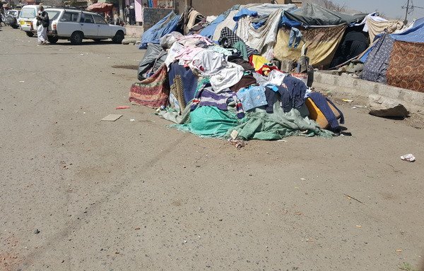 آواره شدگان داخلی درخیابانهای صنعا چادر علم می کنند. [نبیل عبدالله التمیمی/ المشارق]