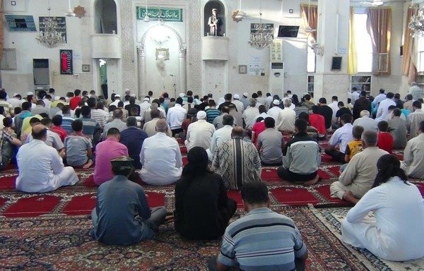 Worshippers at a mosque commandeered by ISIS in Syria's al-Raqa city. [Photo circulated on social media]