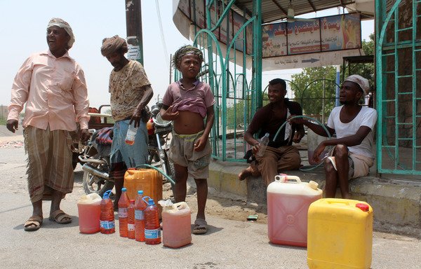 Yemenis sell petrol on the street after Yemeni government forces re-entered Zinjibar, the capital of Abyan province, on August 16th, 2016 following an offensive backed by coalition airstrikes to recapture the city from al-Qaeda extremists. [Saleh al-Obeidi/AFP]