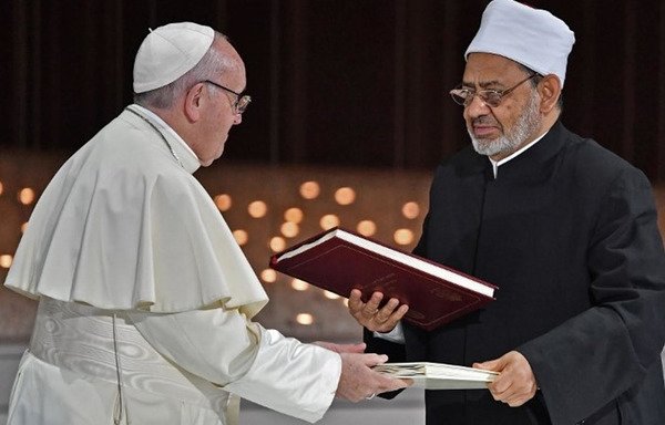 البابا فرنسيس والشيخ أحمد الطيب إمام الأزهر في القاهرة وقعا بتاريخ 4 شباط/فبراير في أبو ظبي وثيقة حول ’الأخوة الإنسانية من أجل السلام العالمي والتعايش المشترك‘. [حقوق الصور لسفارة الإمارات في لبنان]