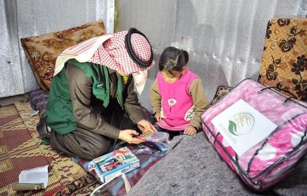 وزّع مركز الملك سلمان للإغاثة التابع للسعودية البطانيات على اللاجئين السوريين في لبنان في إطار حملته الهادفة إلى تأمين المساعدات خلال موسم الشتاء الجاري. [حقوق الصورة لمركز الملك سلمان للإغاثة]