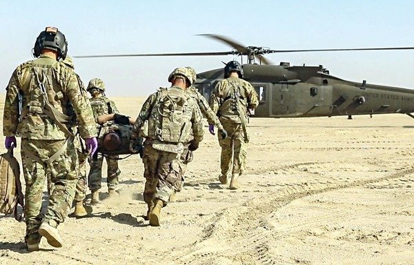 US soldiers in Kuwait conduct emergency evacuation training during a recent joint drill in Kuwait. [Photo circulated on social media]