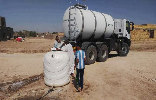 A tanker truck supplies residents of al-Sahalat in al-Nasiriya district with drinking water during last year's drought in this photo from September 12th, 2018 . [Photo courtesy of The Centre for Restoration of Iraqi Marshes and Wetlands Facebook page]