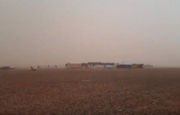 مخيم الركبان السوري القريب من الحدود الأردنية والعراقية خلال تعرض المنطقة لعاصفة رملية قوية. [الصورة متداولة على مواقع التواصل الاجتماعي]