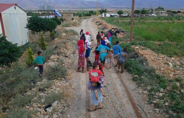 أطفال لاجئون سوريون يلعبون في مخيم بر إلياس في منطقة البقاع في لبنان. [نهاد طوباليان/المشارق]