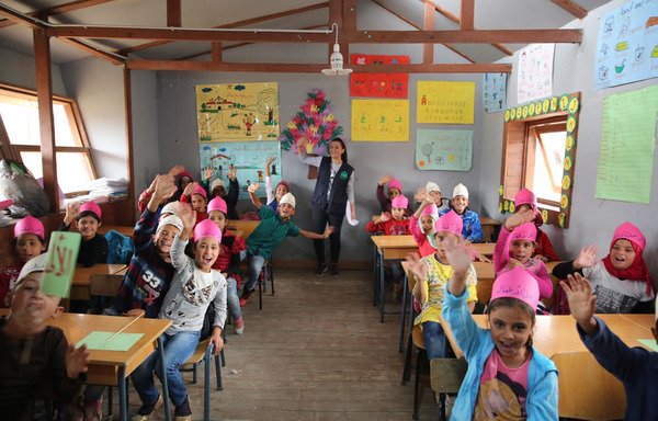 أطفال سوريون بمخيم في منطقة البقاع يشاركون في أنشطة تعليمية تقدمها جمعية بيوند. [حقوق الصورة لجمعية بيوند]