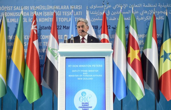 وزير خارجية نيوزلندا وينستون بيترز يتحدث في مؤتمر صحافي عقب اجتماع طارئ لمنظمة التعاون الإسلامي عقد في اسطنبول يوم 22 آذار/مارس لمناقشة الهجمات القاتلة التي استهدفت مسجدين في مدينة كرايستتشرتش بنيوزلندا. [ياسين أكغول/وكالة الصحافة الفرنسية]