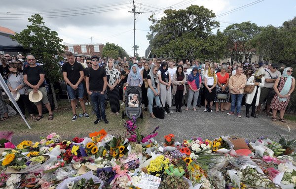 سكان محليون يرتدون أوشحة رأس يجتمعون لتلبية الدعوة للصلاة في مسجد عمر في مدينة أوكلاند يوم 22 آذار/مارس، وذلك بعد أسبوع من الهجوم المزدوج في مدينة كرايستتشرتش الذي راح ضحيته 50 شخصا. ميشيل هيسلوب/وكالة الصحافة الفرنسية]