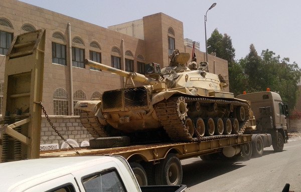 A tank is deployed by the Yemeni army in al-Bayda province on May 18th, 2014 to confront al-Qaeda elements. [AFP/Stringer]