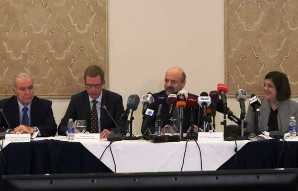 دعم المسؤولون الأردنيون في اجتماع عقد في 20 شباط/فبراير برئاسة رئيس الوزراء عمر الرزاز، خطة استجابة الأردن للأزمة السورية للعام 2019. [حقوق الصورة لوزارة التخطيط والتعاون الدولي]