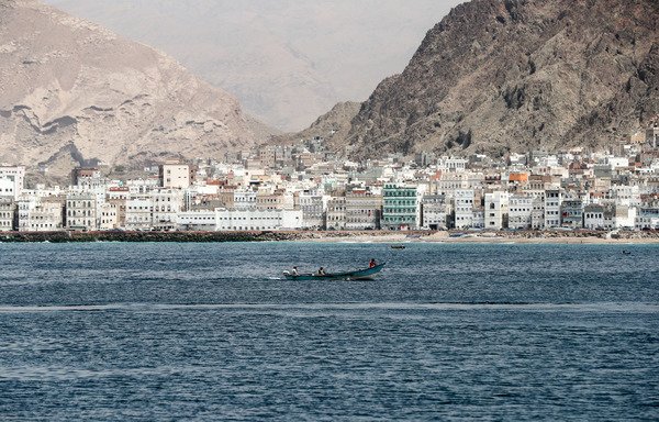 A picture taken on August 8th, 2018 shows a skiff sailing off the waterfront of the Hadramaut provincial capital of al-Mukalla. [Karim Sahib/AFP]
