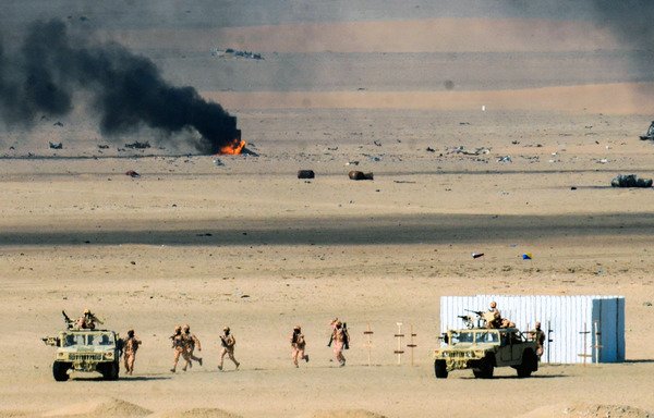 Kuwaiti soldiers participate in a live ammunition exercise at Udaira military range, 140 kilometres north of Kuwait City, on January 17th, 2017. [Yasser Al-Zayyat/AFP]