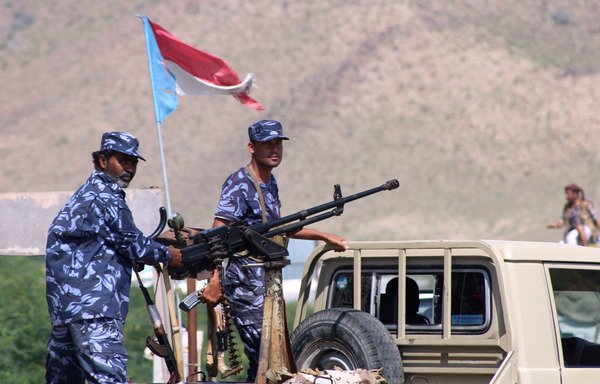 Yemeni security forces stand on the back of a pick up truck mounted with a heavy machine gun at a checkpoint in the former al-Qaeda in the Arabian Peninsula (AQAP) bastion of al-Mukalla in Yemen's coastal southern Hadramaut province, on November 30th, 2018. [Saleh al-Obeidi/AFP]
