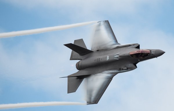 An F-35A manoeuvres during the Melbourne Air and Space Show in Melbourne, Florida, March 30th. [US Air Force]