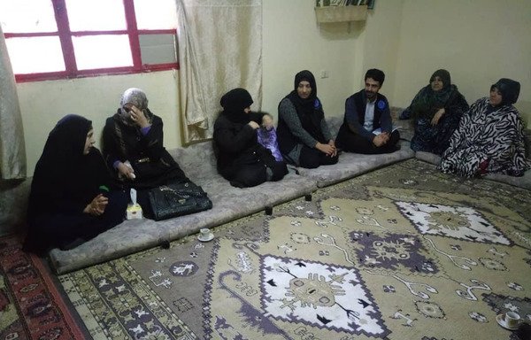 متطوعون سوريون في لبنان يجتمعون باللاجئين وينقلون مخاوف هؤلاء إلى مفوضية الأمم المتحدة لشؤون اللاجئين. [حقوق الصورة لرحاب الخالد]