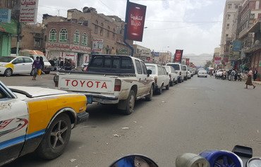 رونق فروش بنزین در بازار سیاه و کمبود سوخت در صنعا