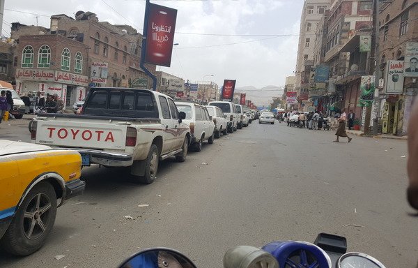 خودروها در پمپ بنزینی در صنعا صف کشیده اند که هنوز بنزین می فروشد. صنعا تحت کنترل حوثی ها قرار دارد. [نبیل عبدالله التمیمی/ المشارق]