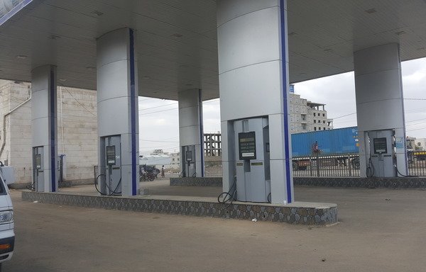 در این عکس، یک پمپ بنزین در صنعا دیده می شود که تعطیل است، در صنعا که تحت کنترل حوثی ها قرار دارد، بسیاری از پمپ بنزین ها به دلیل کمبود سوخت ناچار شده اند تا فعالیت خود را تعطیل کنند. [نبیل عبدالله التمیمی/ المشارق]