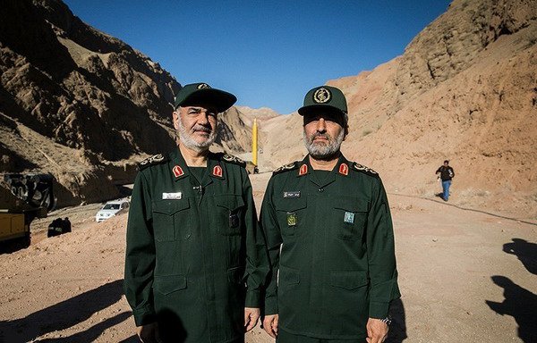 اللواء حسين سلامي والعميد أمير علي حاجي زاده خلال إحدى المناورات في إيران. [صورة متداولة على مواقع التواصل الاجتماعي]