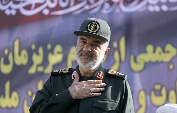 في هذه الصورة الأرشيفية، التي يعود تاريخها إلى 24 أيلول/سبتمبر 2018، يحضر اللواء حسين سلامي، الذي كان نائب قائد الحرس الثوري آنذاك، جنازة عامة. وقد حل اللواء سلامي محل اللواء محمد علي جعفري الذي ترأس الحرس الثوري منذ 2007. [عطا كيناري/وكالة الصحافة الفرنسية]