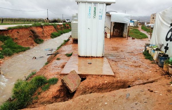 أدى تصريف مياه الصرف الصحي لمخيمات اللاجئين العشوائية في نهر القاسمية إلى ارتفاع نسبة التلوث. [حقوق الصورة للمصلحة الوطنية لنهر الليطاني]