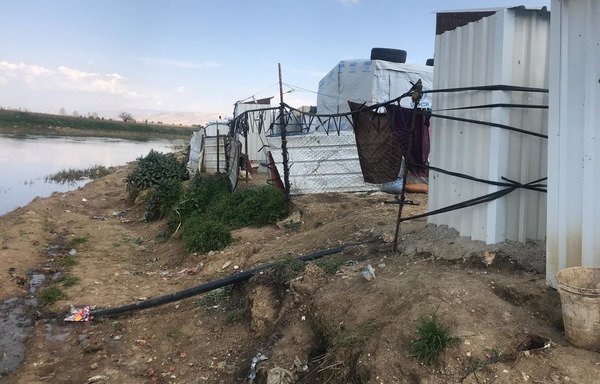 تسبب مياه الصرف الصحي الناتجة عن مخيمات اللاجئين العشوائية على ضفاف نهر القاسمية اللبناني إلى تلوث المياه. [حقوق الصور للمصلحة الوطنية لنهر الليطاني]