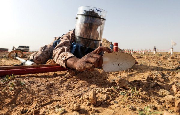A picture taken on August 8th, 2018 shows a pro-government soldier attending a mine clearance and dismantling training at a centre funded by the UAE, on the Hadramaut coast. [Karim Sahib/AFP]