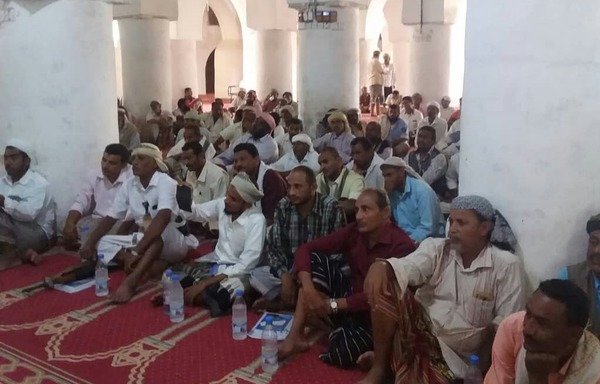 Men gather to pray in Zabid's Great Mosque in Yemen's al-Hodeidah province. [Photo courtesy of Zabid Office of Endowments and Guidance] 
