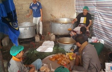 المطابخ الخيرية في صنعاء تطعم الفقراء والنازحين