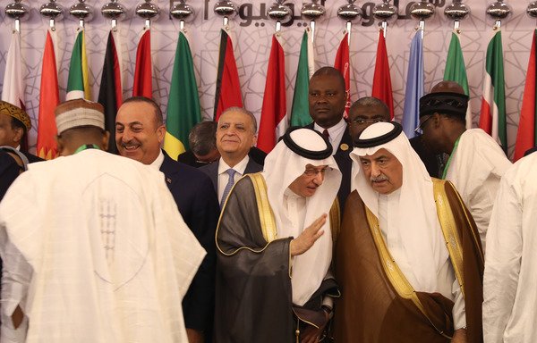 وزير الخارجية السعودي إبراهيم العساف (يمين) والأمين العام لمنظمة التعاون الإسلامية يوسف بن أحمد العثيمين يتبادلان أطراف الحديث أثناء اجتماع وزراء خارجية الدول العربية والإسلامية يوم 30 أيار/مايو في جدة قبيل انعقاد القمم الخليجية والعربية والإسلامية في مكة المكرمة يوم 31 أيار/مايو. [بندر الدندني/وكالة الصحافة الفرنسية]