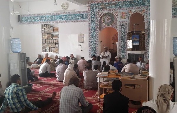 الشيخ عبدالله القدسي يحاضر في مسجد الفتح في صنعاء. [نبيل عبدالله التميمي/المشارق]